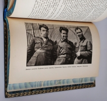 `Поход «Челюскина». Героическая эпопея. Как мы спасали челюскинцев` Под общей редакцией О.Ю.Шмидта, И.Л.Баевского, Л.З.Мехлиса.. Москва, Издание Редакции  Правды , 1934 г.