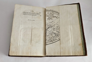 `Histoire chronologique des voyages vers le Pole Arctique… (Хронологическая история путешествий в полярную Арктику…).` Barrow, John (Джон Барроу). Т. 1–2. — Париж: Librairie de Gide Fils, 1819 г.